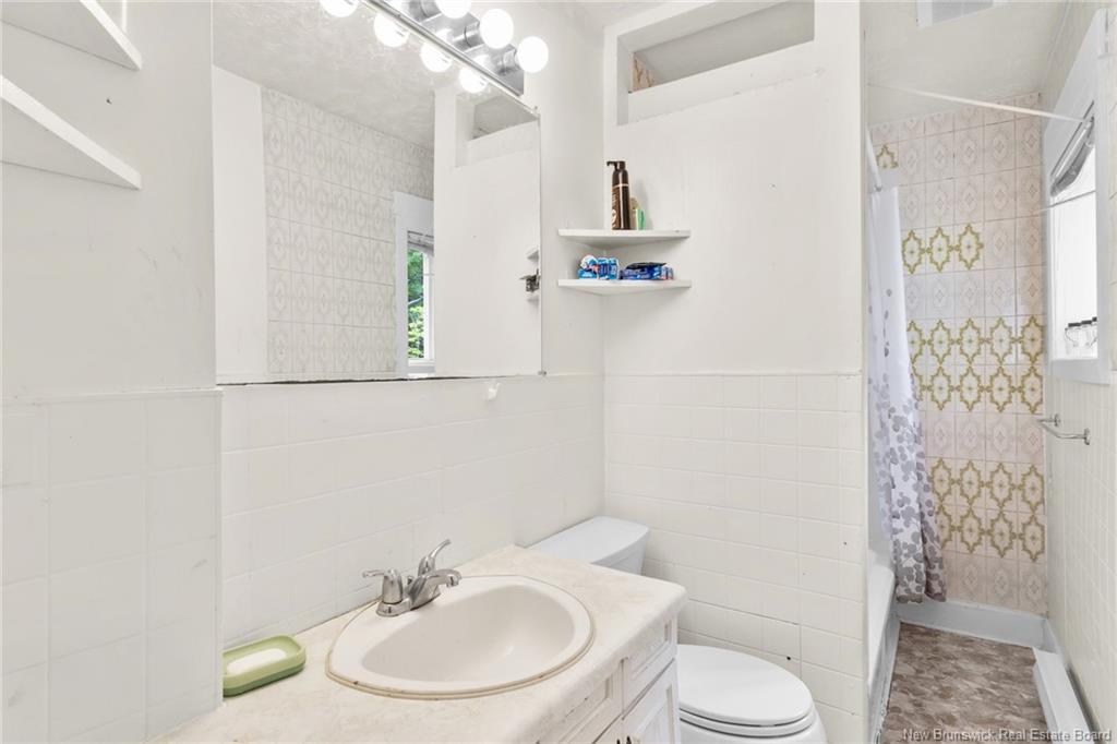 241 Saunders St, Fredericton, NB - Indoor Photo Showing Bathroom