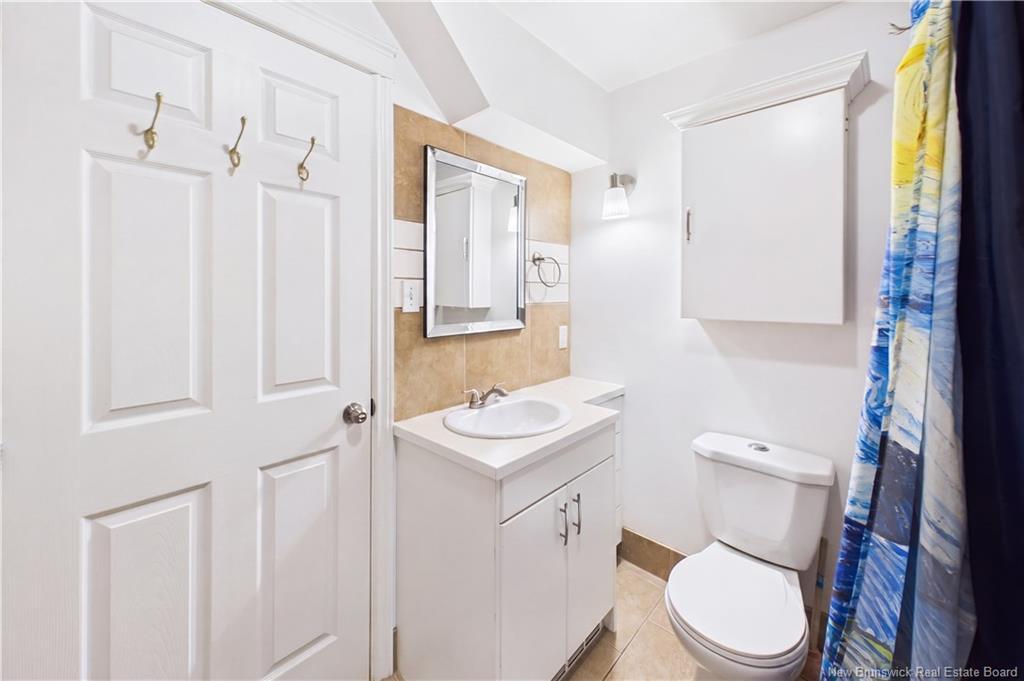 A & B-127 Cornhill St, Moncton, NB - Indoor Photo Showing Bathroom