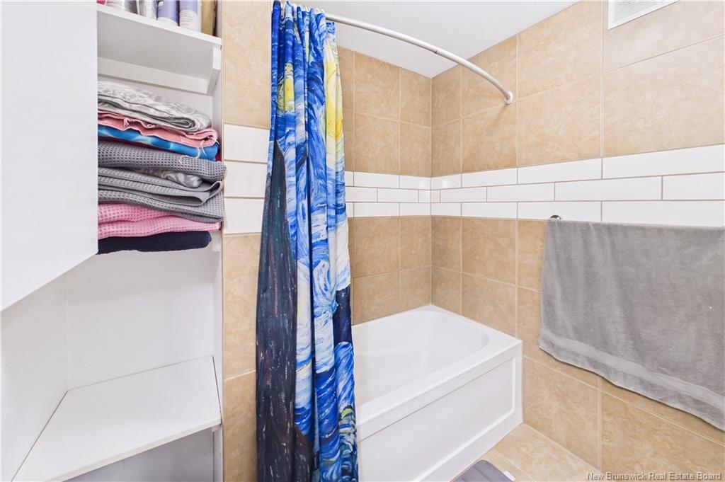 A & B-127 Cornhill St, Moncton, NB - Indoor Photo Showing Bathroom