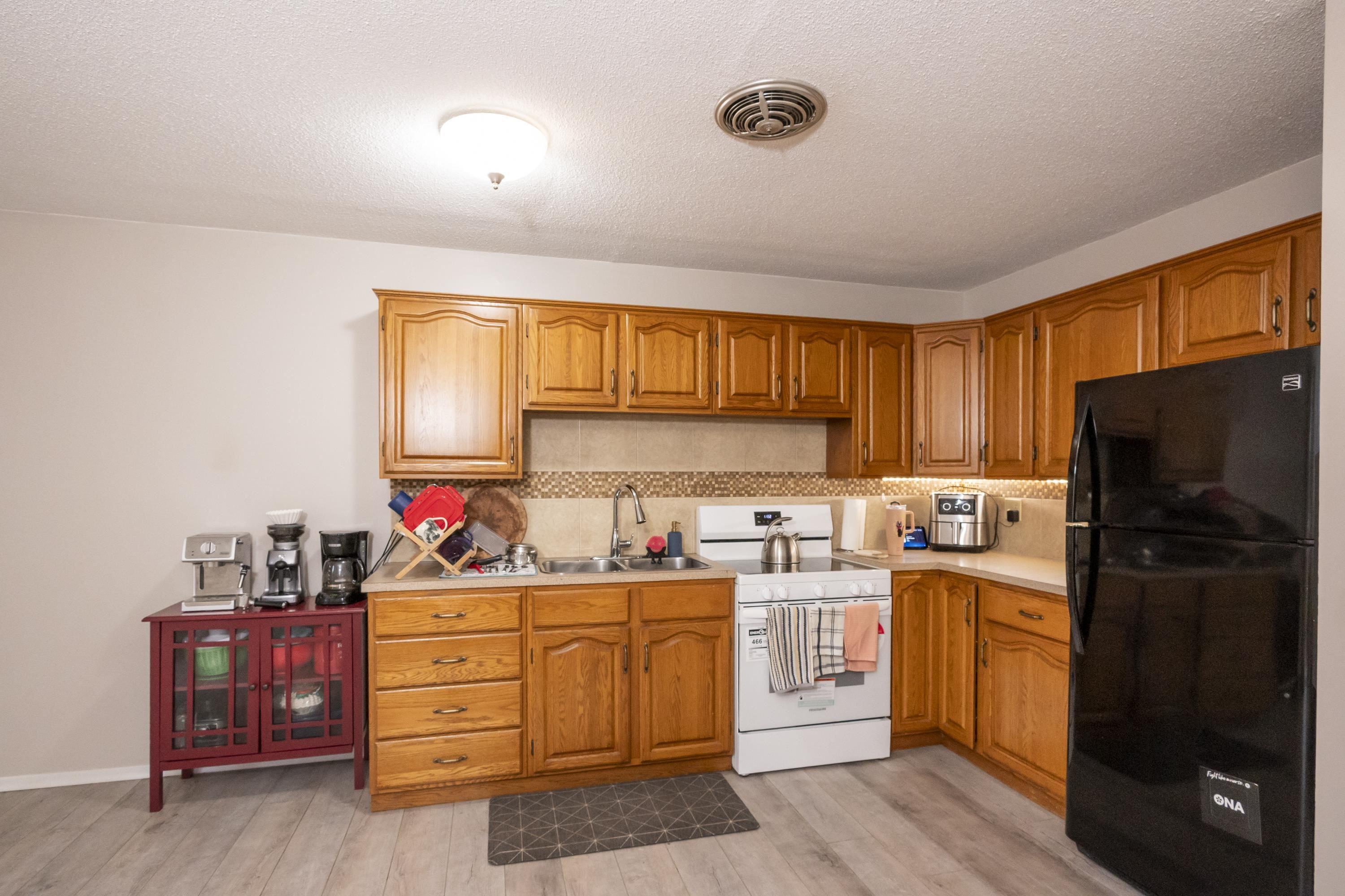 80 Peter Street, Thunder Bay, ON - Indoor Photo Showing Kitchen With Double Sink