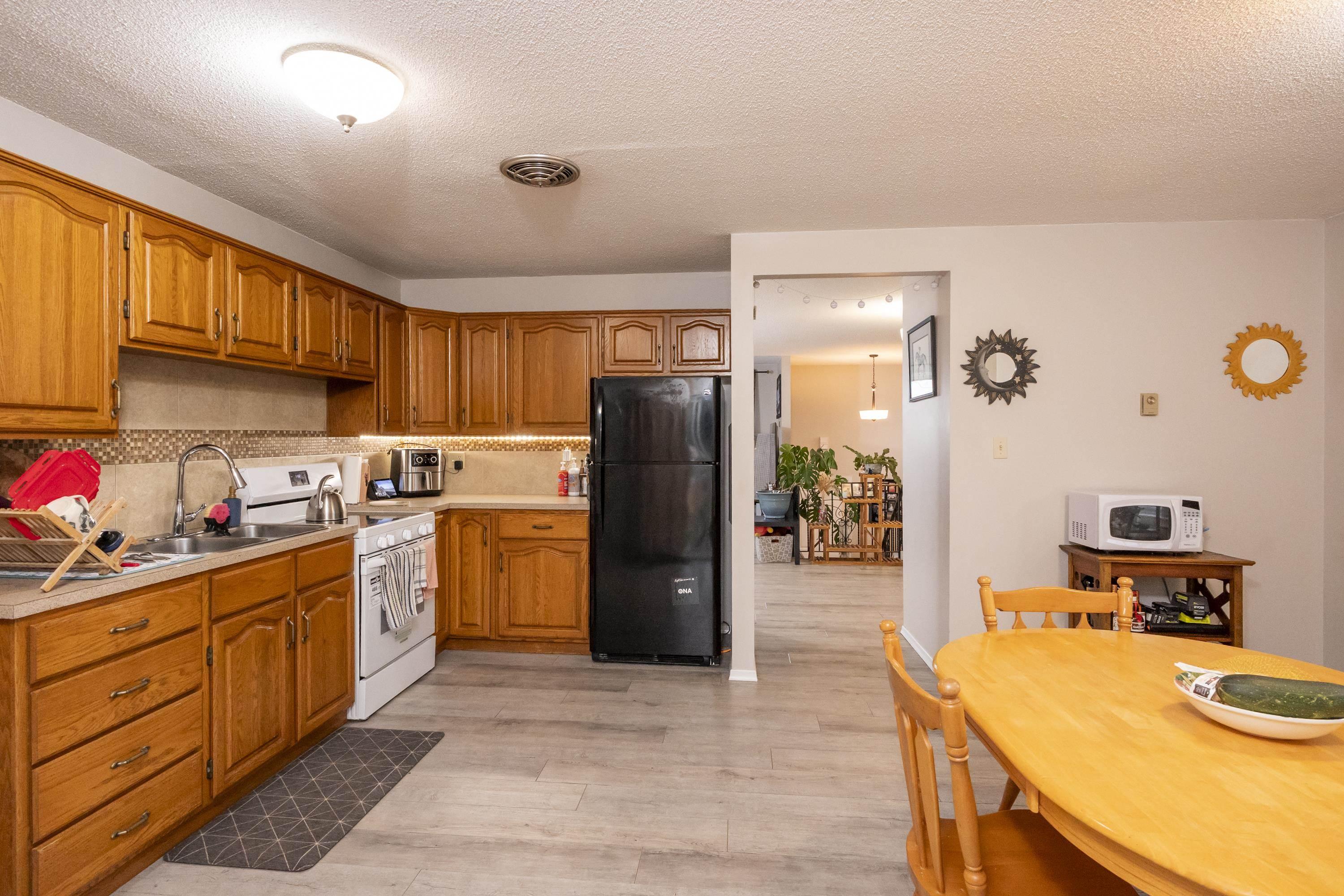 80 Peter Street, Thunder Bay, ON - Indoor Photo Showing Kitchen With Double Sink