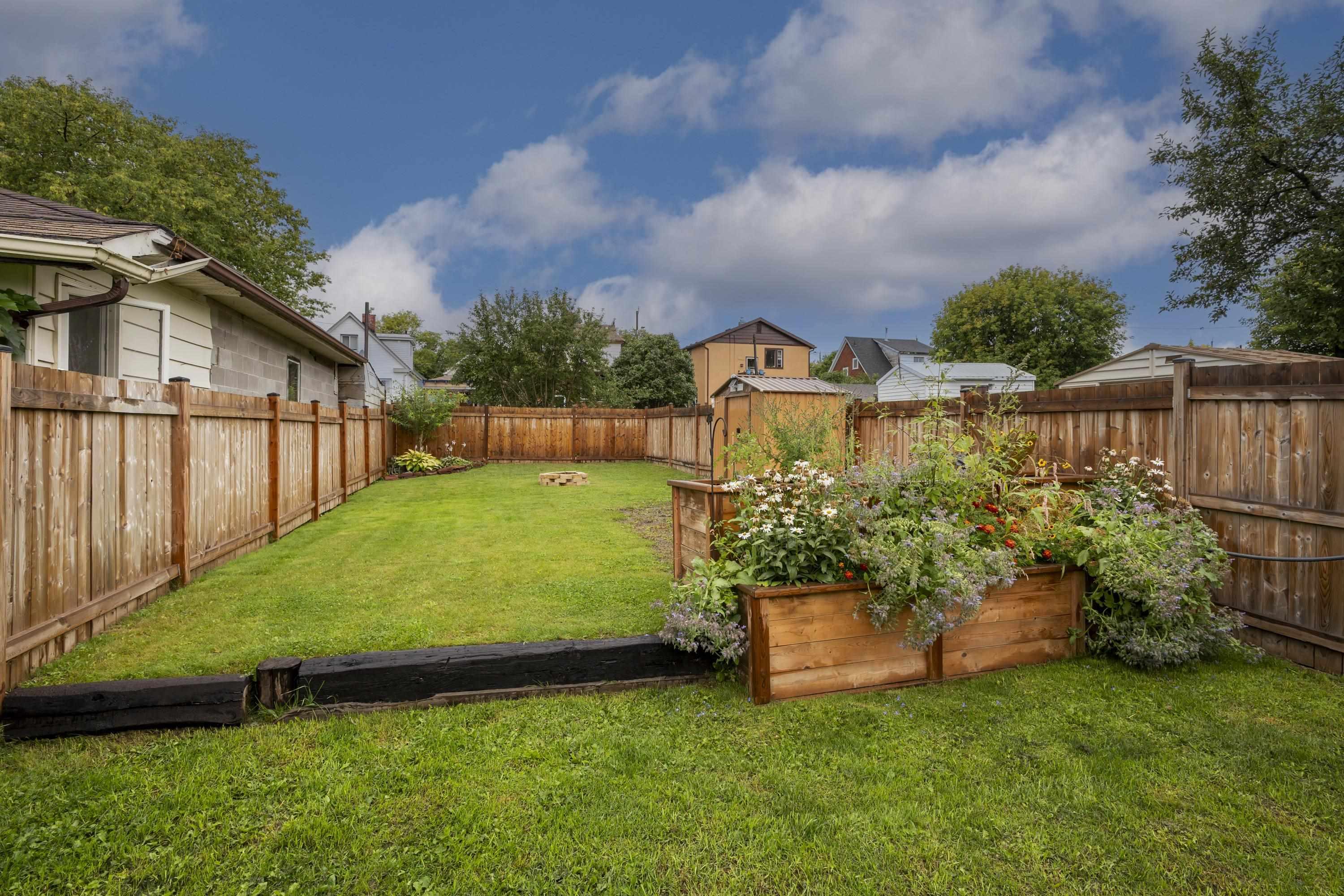 80 Peter Street, Thunder Bay, ON - Outdoor With Backyard