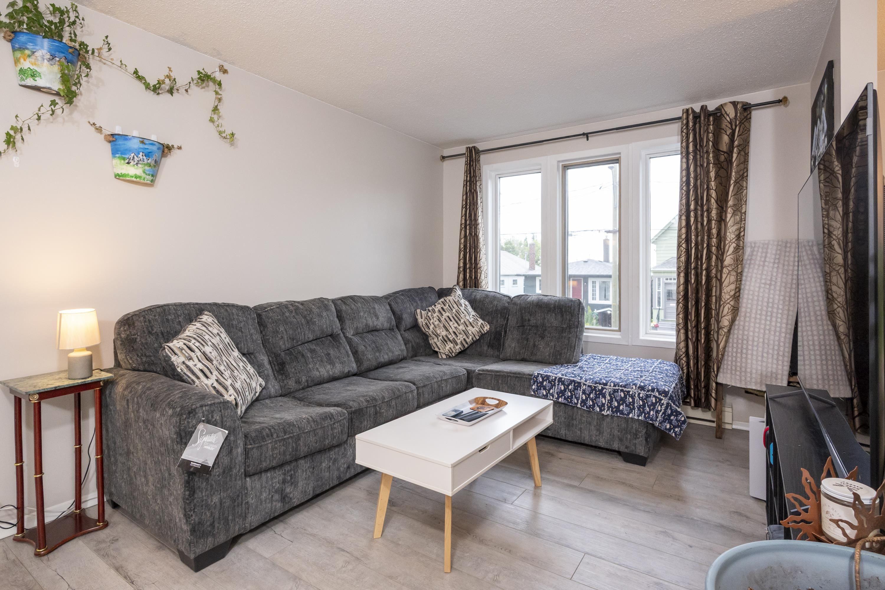 80 Peter Street, Thunder Bay, ON - Indoor Photo Showing Living Room