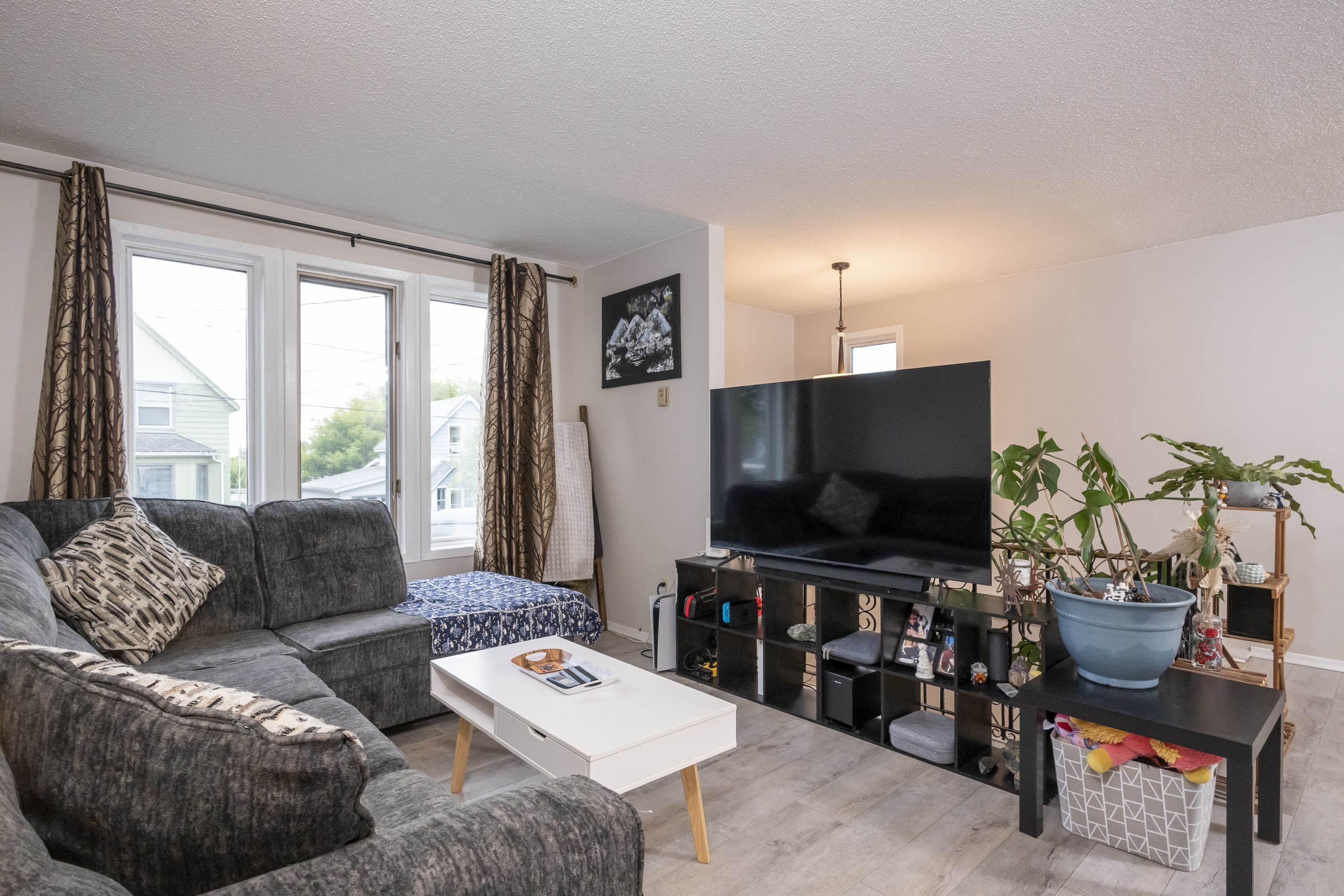 80 Peter Street, Thunder Bay, ON - Indoor Photo Showing Living Room
