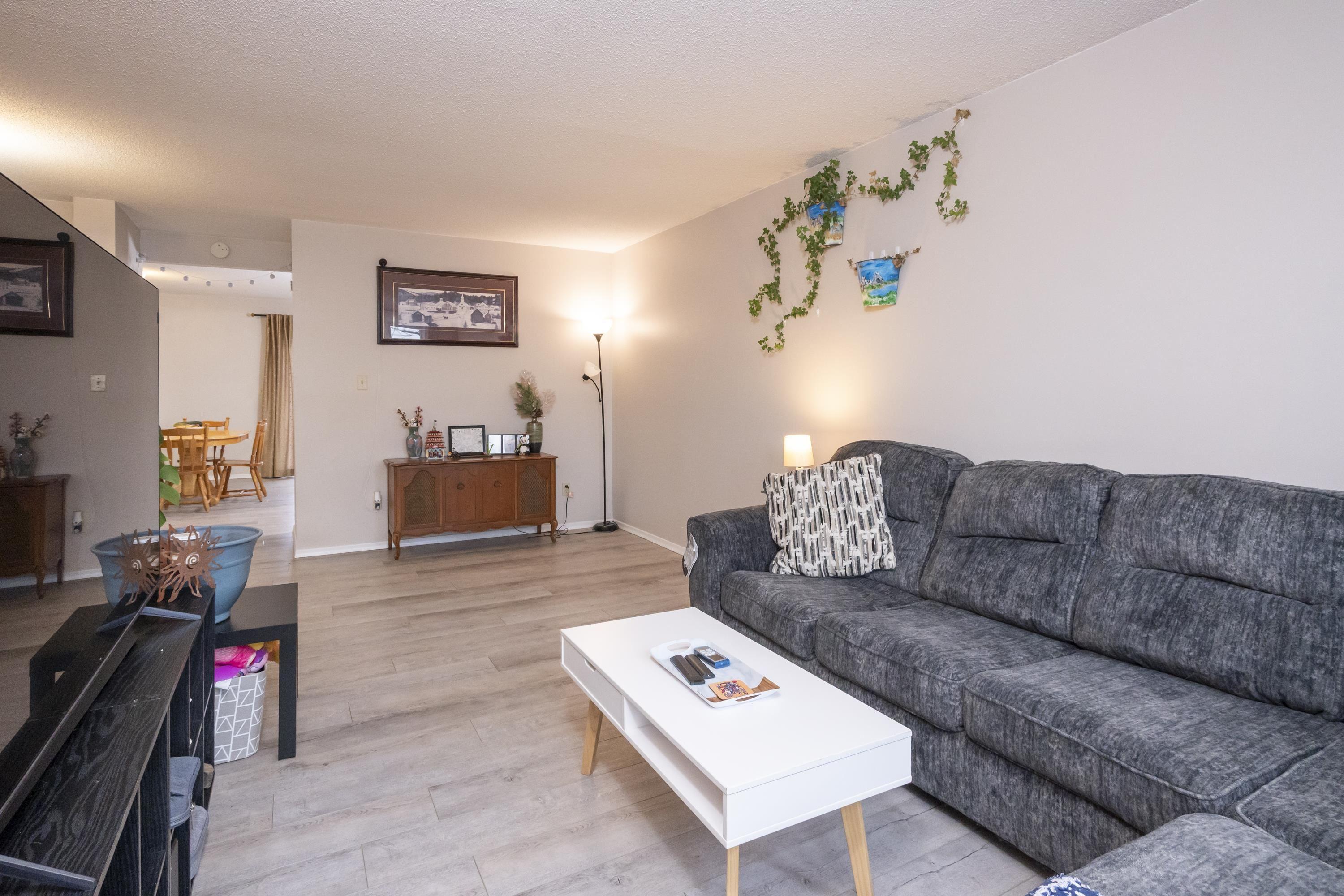 80 Peter Street, Thunder Bay, ON - Indoor Photo Showing Living Room