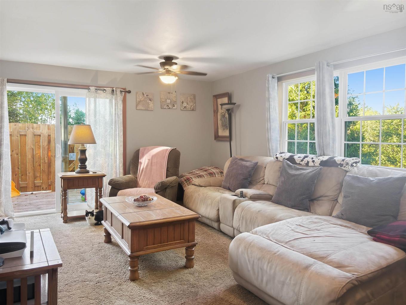 61 Jenks Avenue, Parrsboro, NS - Indoor Photo Showing Living Room