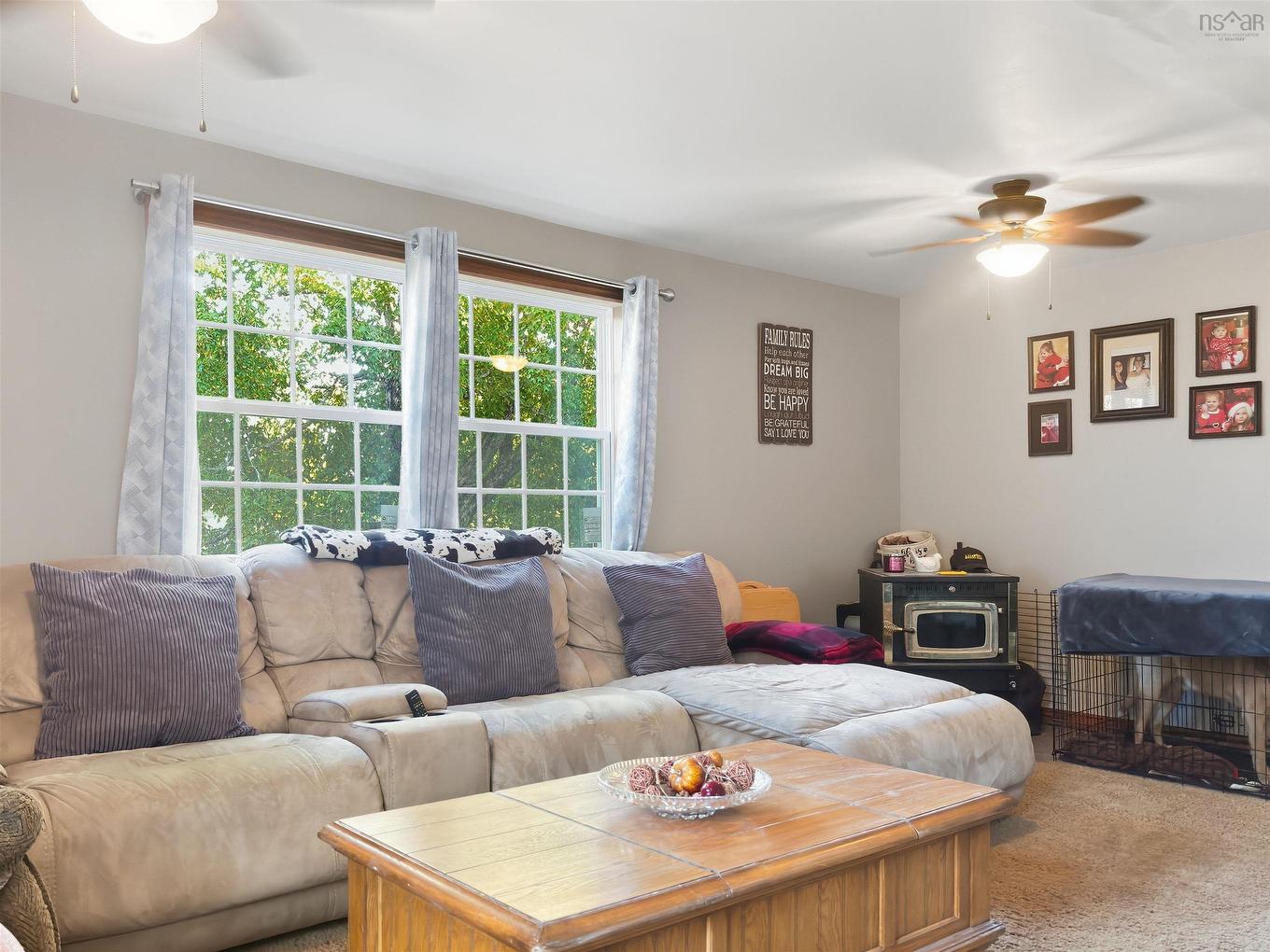 61 Jenks Avenue, Parrsboro, NS - Indoor Photo Showing Living Room