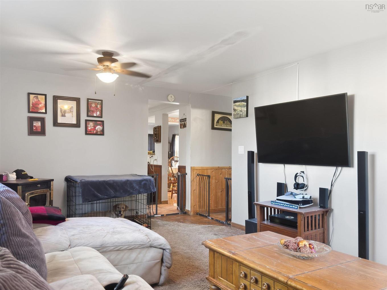 61 Jenks Avenue, Parrsboro, NS - Indoor Photo Showing Living Room