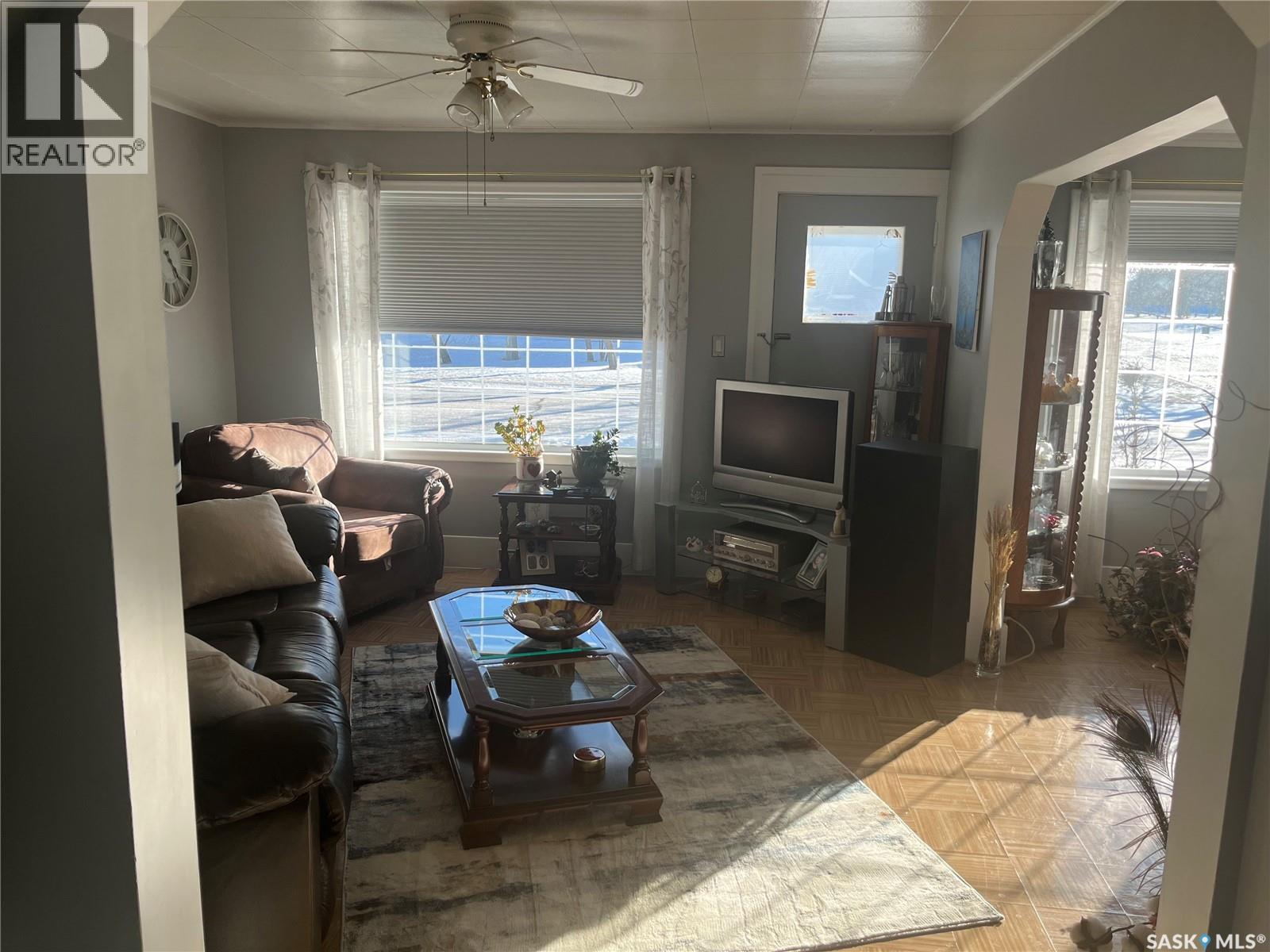217 7Th Avenue E, Assiniboia, SK