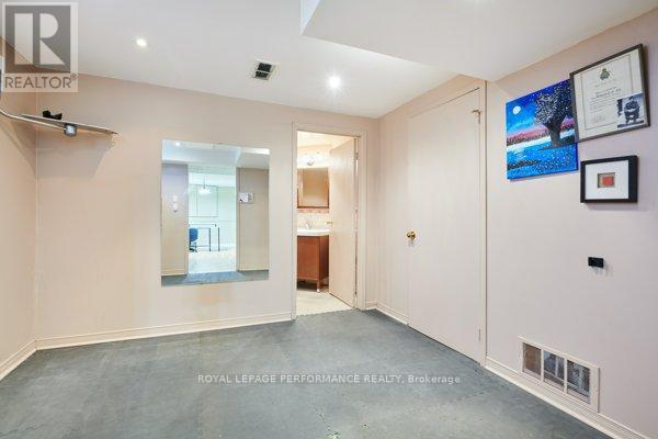401 Phoenix Crescent, Ottawa, ON