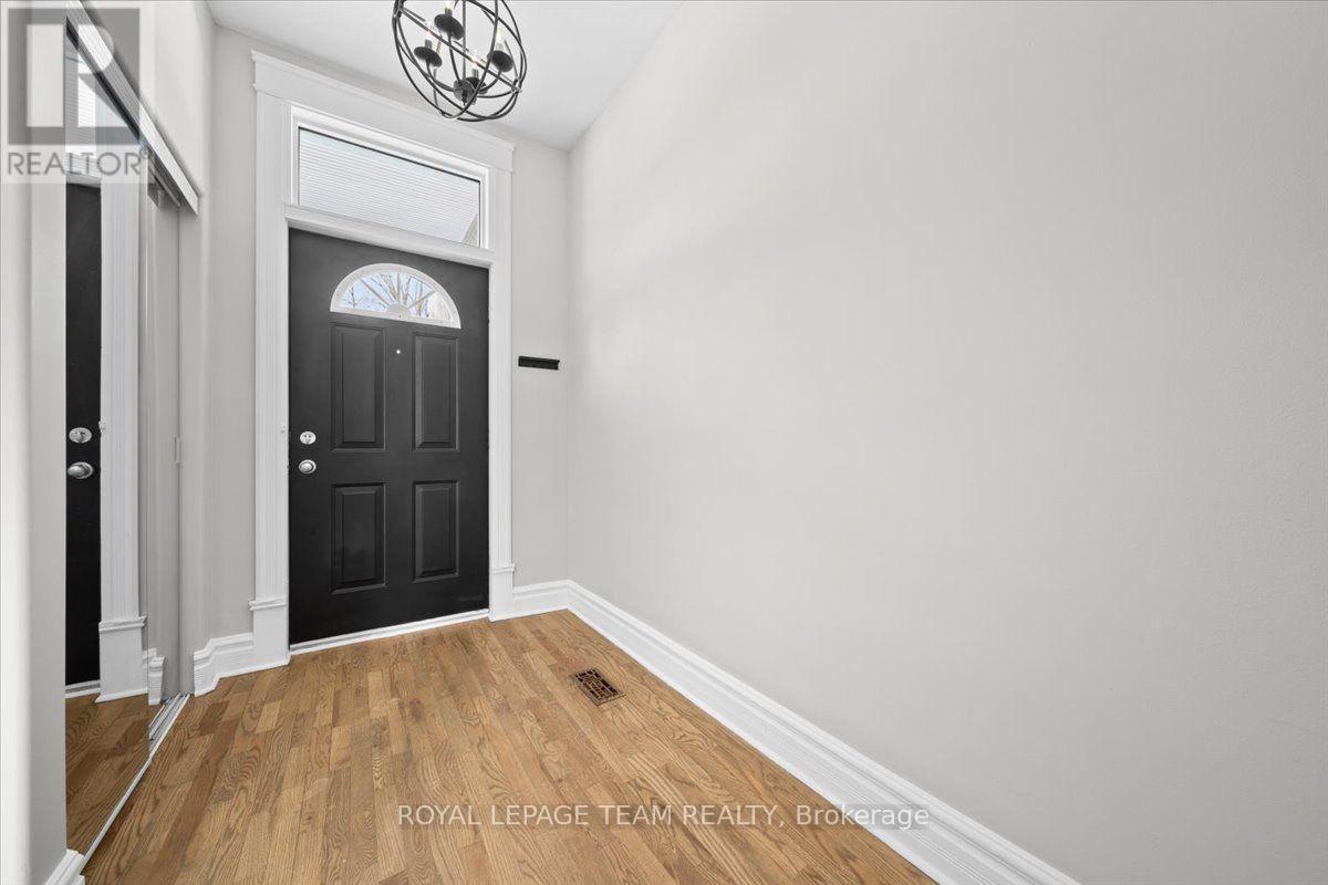 132 Elm Street, Ottawa, ON