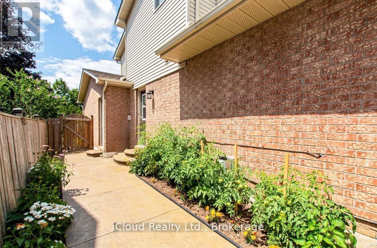2067 Hunters Wood Drive, Burlington, ON