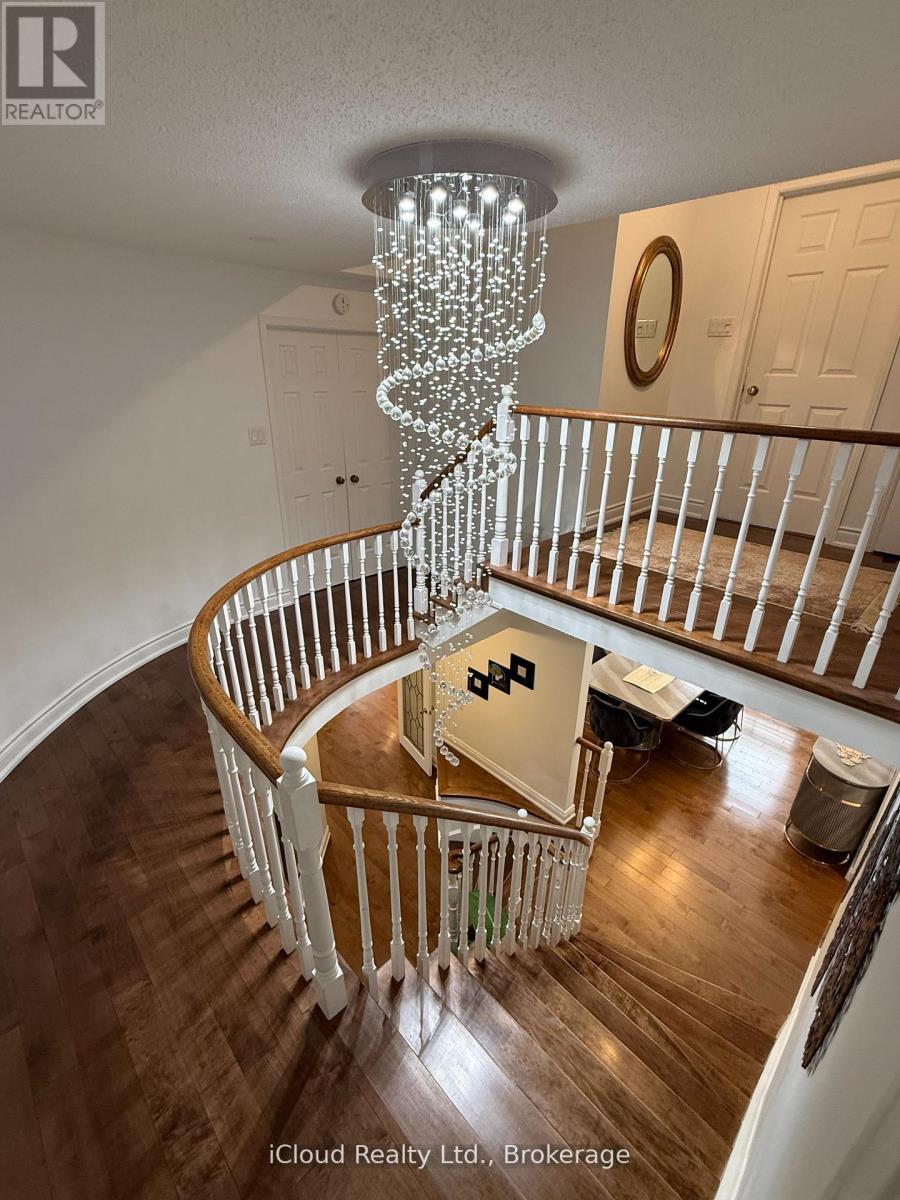2067 Hunters Wood Drive, Burlington, ON