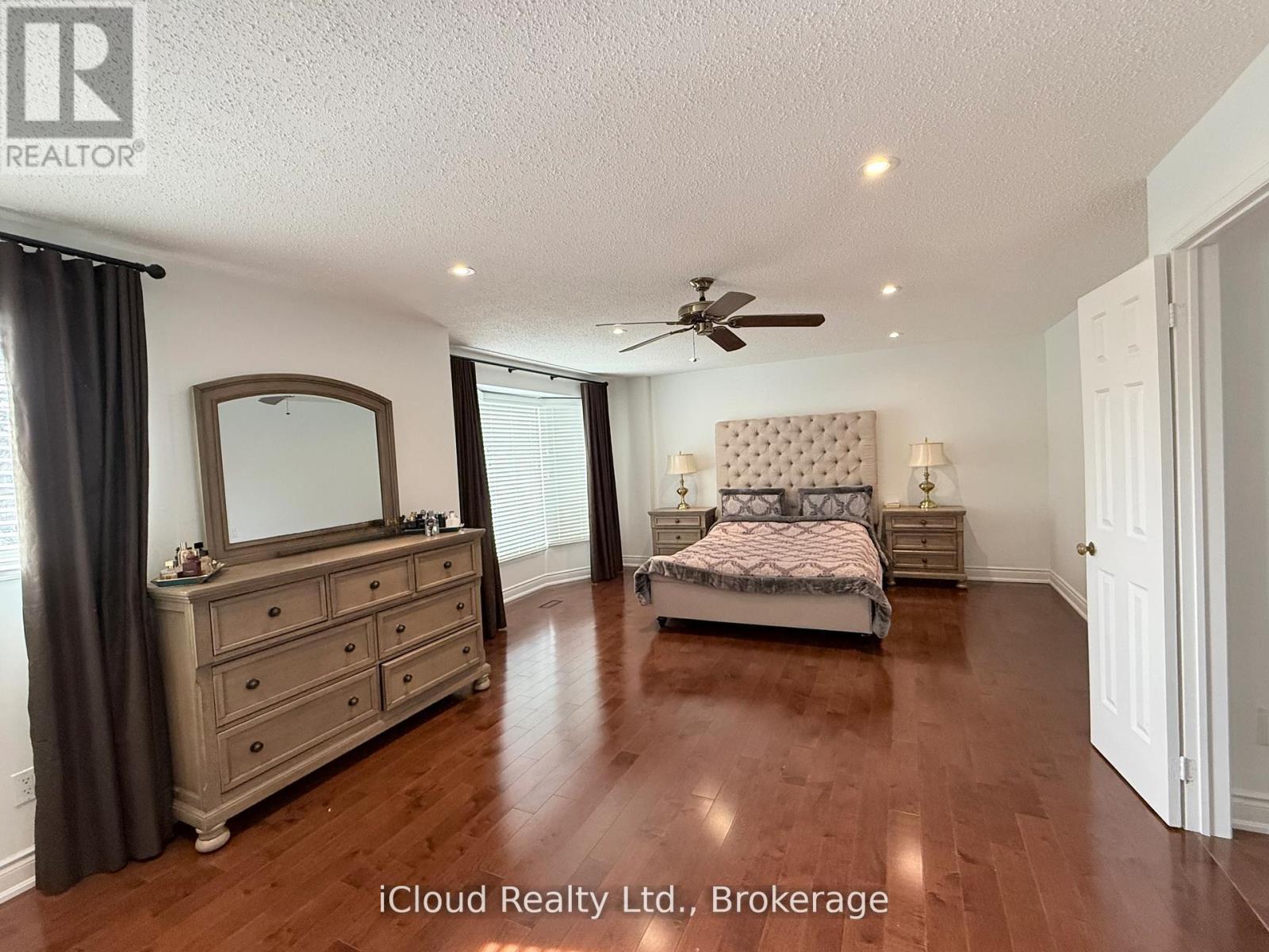 2067 Hunters Wood Drive, Burlington, ON