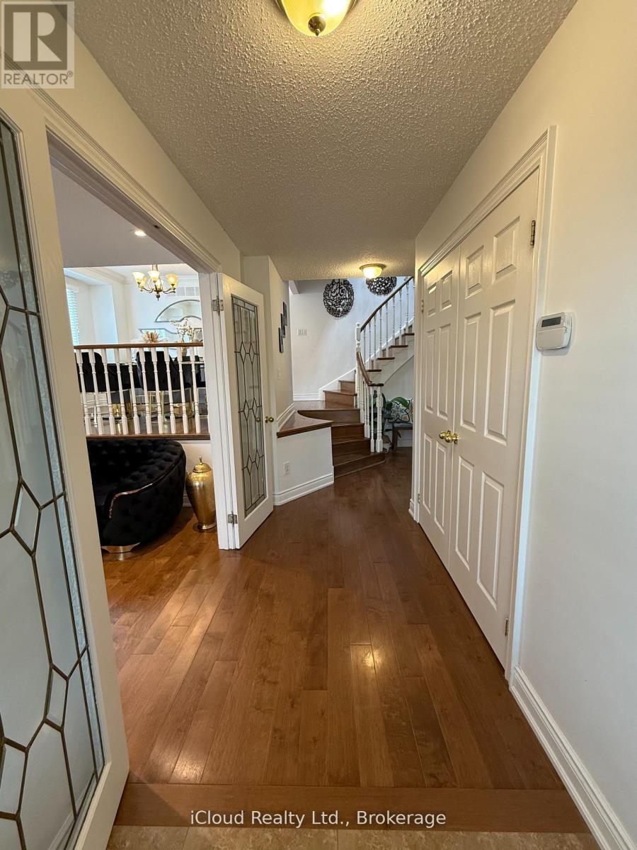 2067 Hunters Wood Drive, Burlington, ON