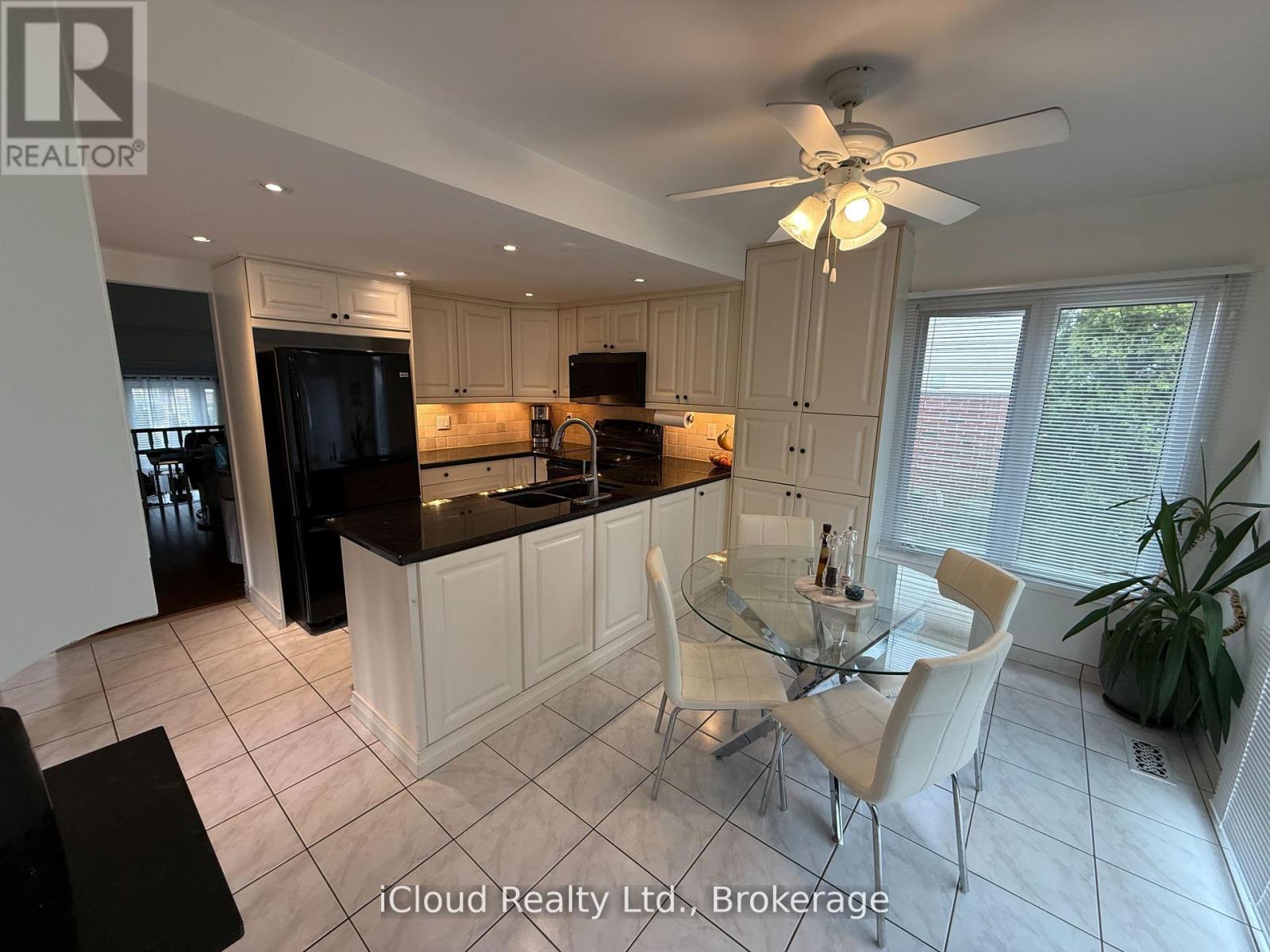 2067 Hunters Wood Drive, Burlington, ON