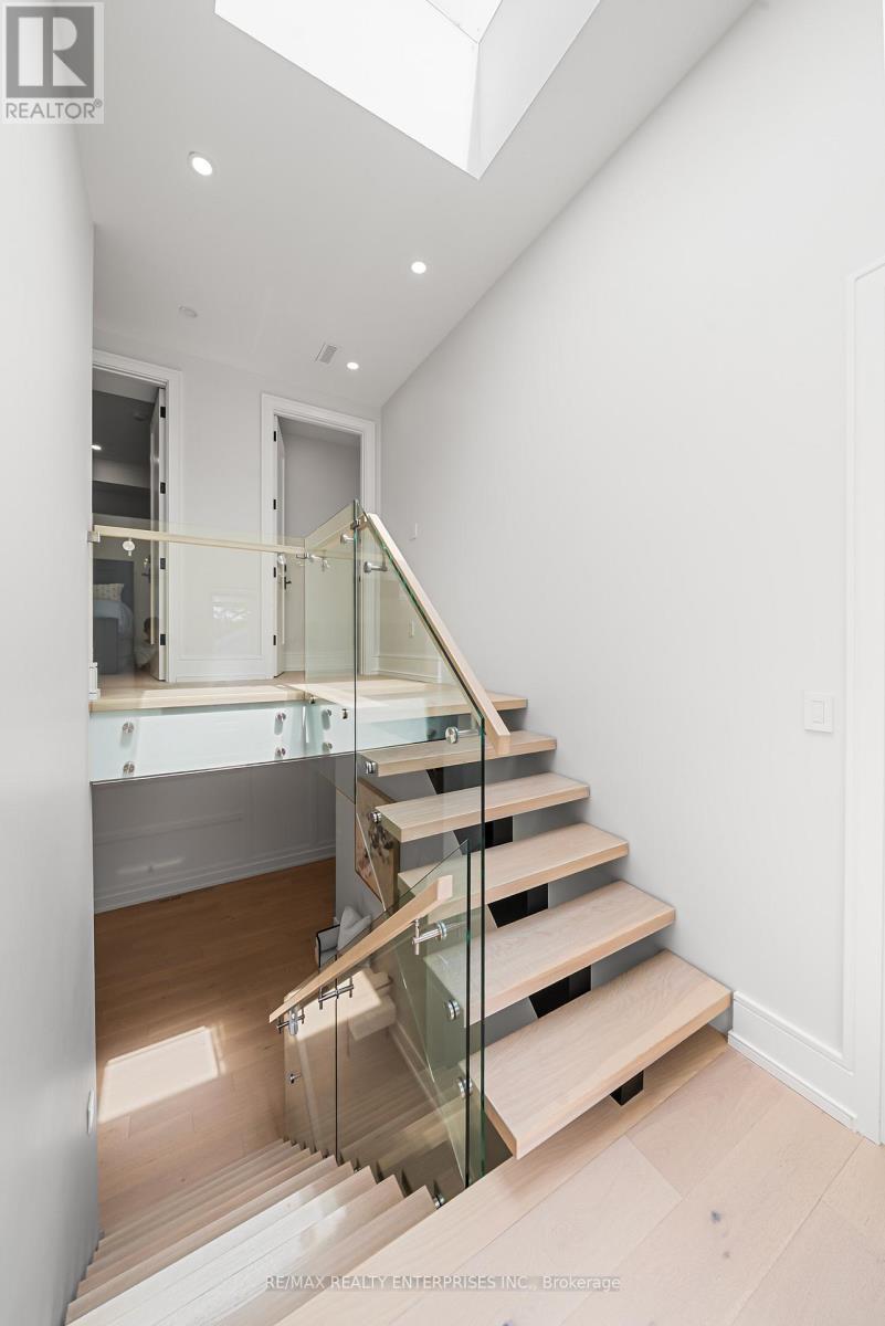 1362 Kenmuir Avenue, Mississauga, ON