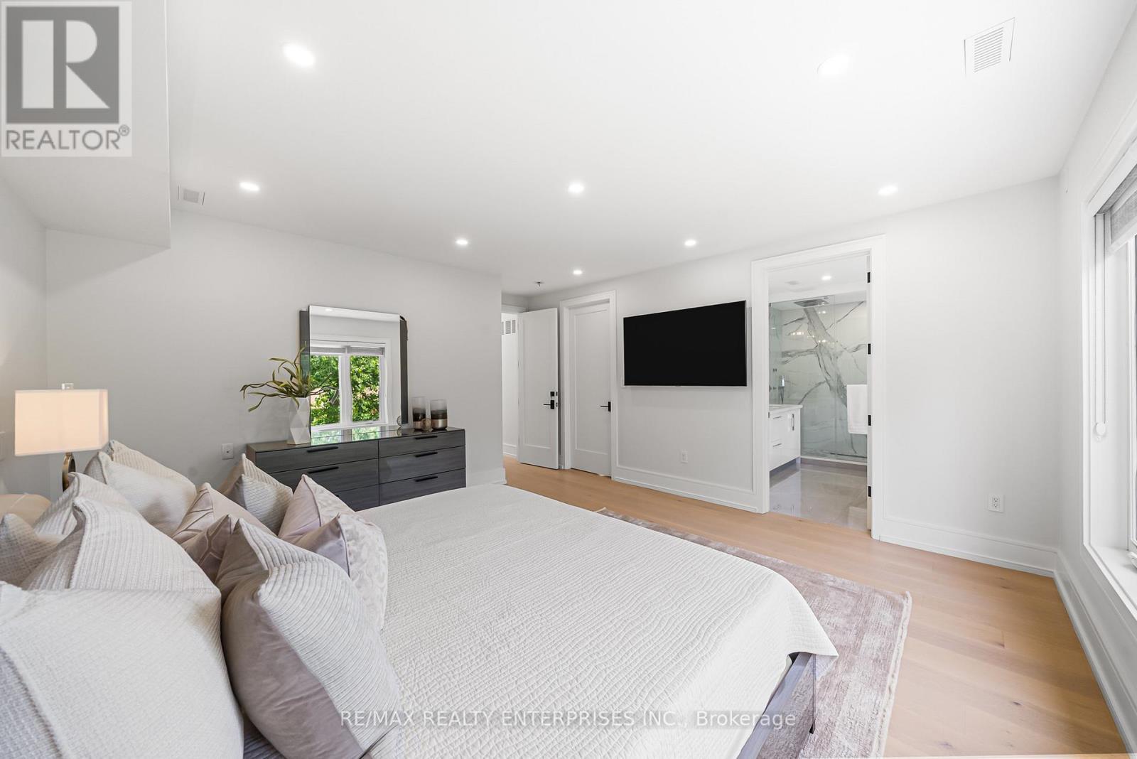 1362 Kenmuir Avenue, Mississauga, ON