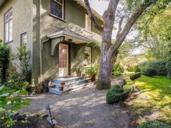 535 Island Rd Oak Bay, BC V8S 2T7