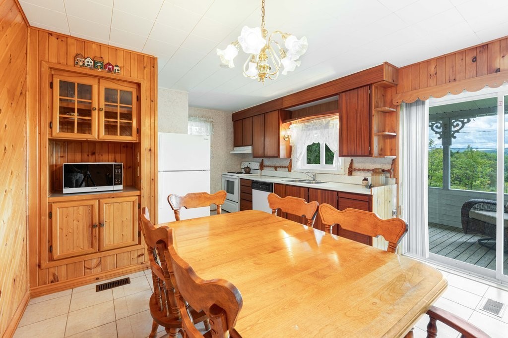 Kitchen - 23 Ch. Brooks, Low, QC