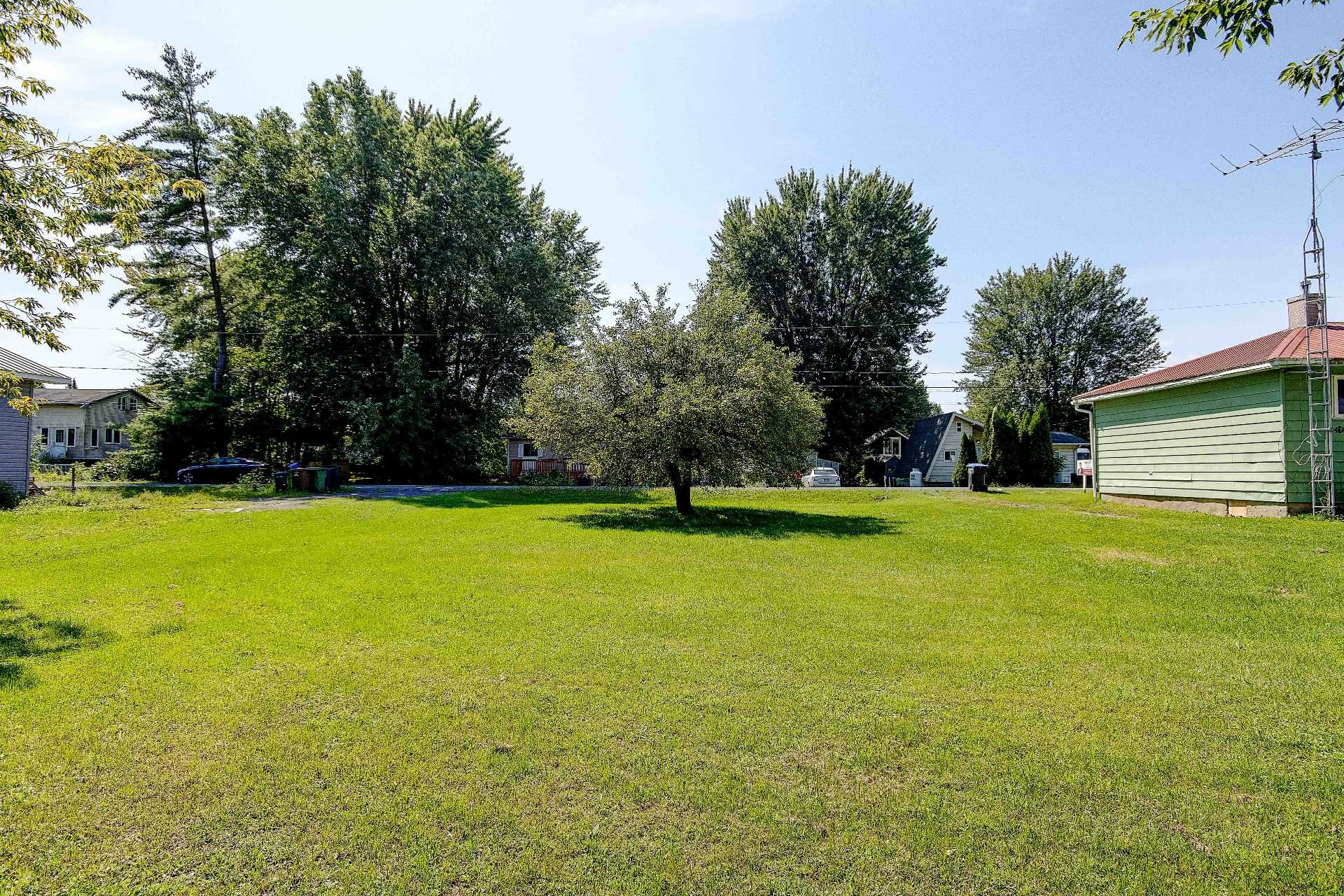 Courtyard - 29 Rue Edwards, Noyan, QC