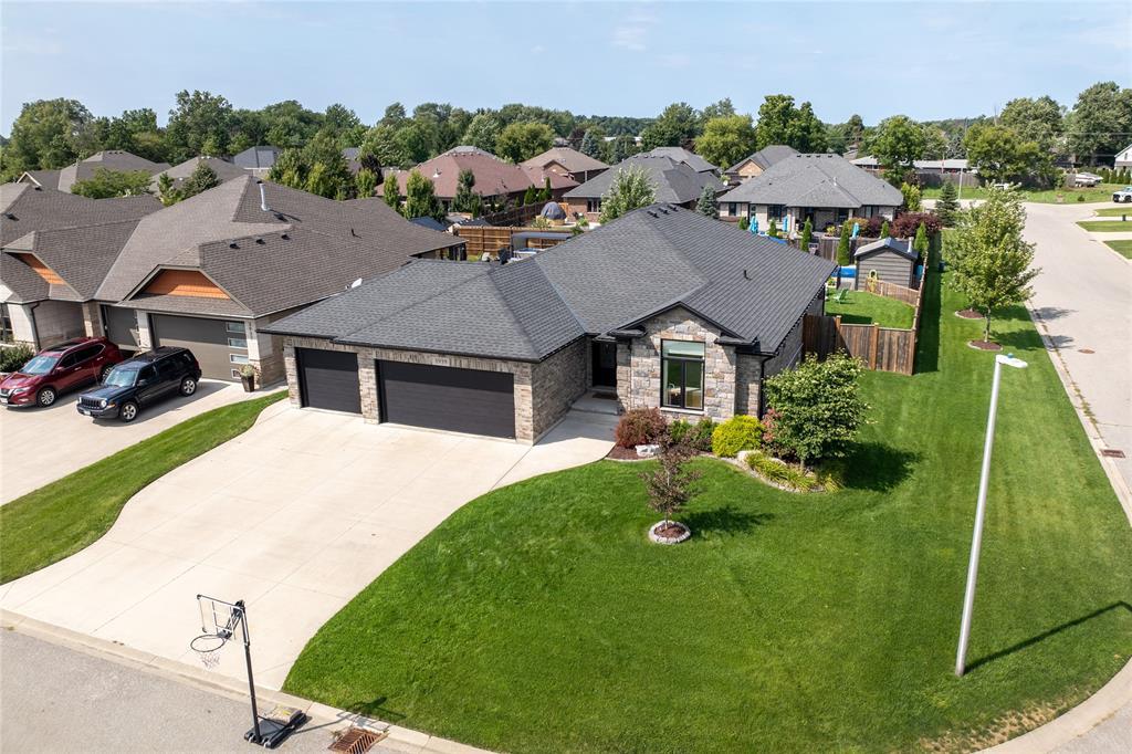 3939 Arie Court, Plympton-Wyoming, ON