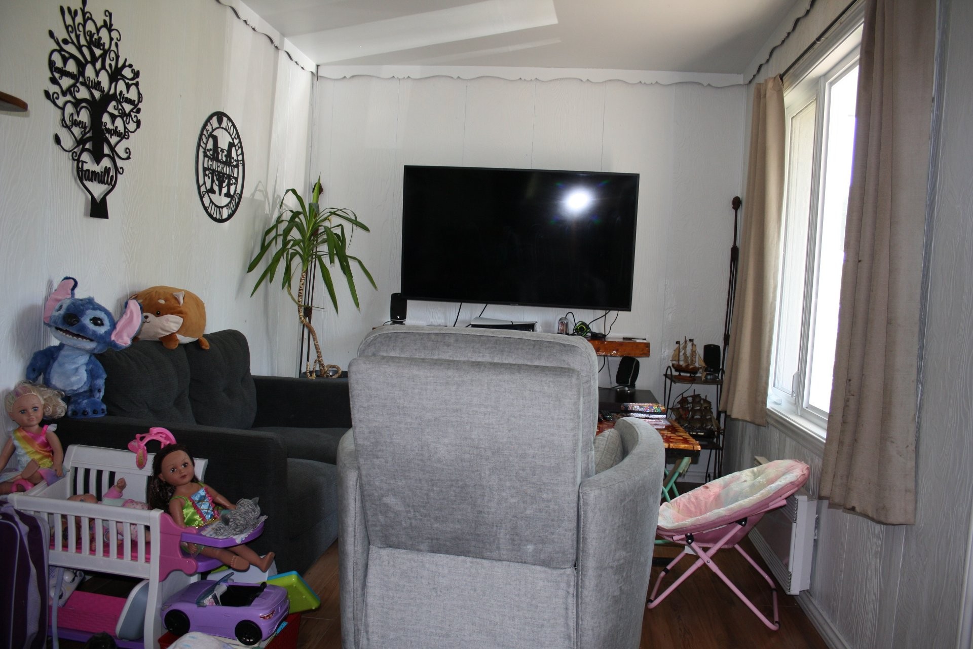 Salon - 10150 Route 335, Saint-Calixte, QC