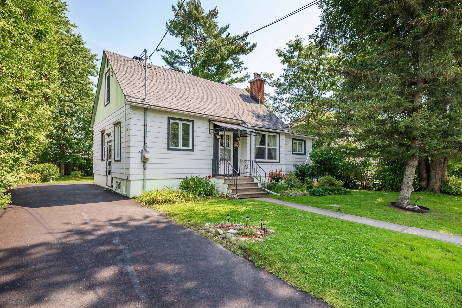 Front of Structure - 109 Av. Queen, Pointe-Claire, QC