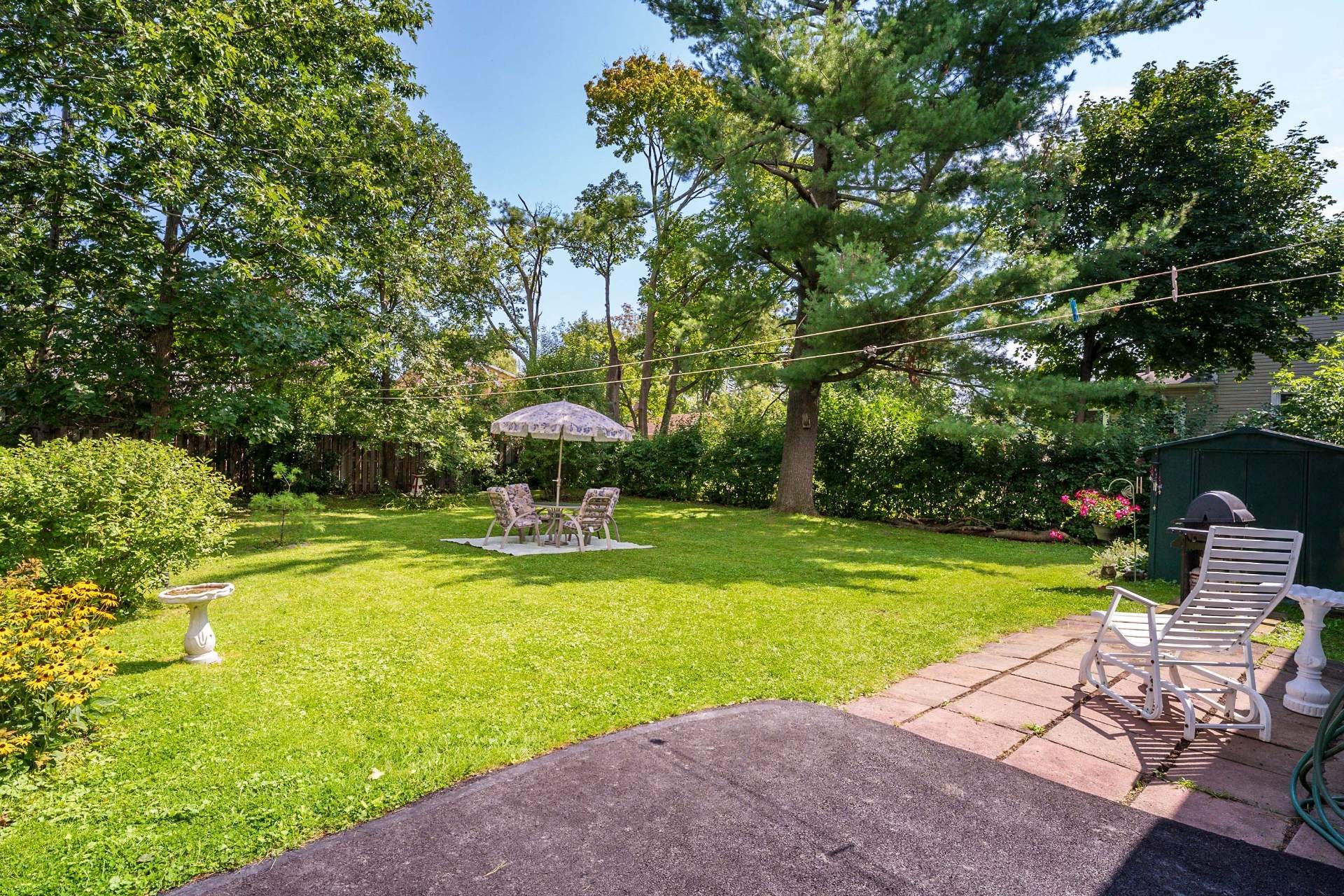 Courtyard - 109 Av. Queen, Pointe-Claire, QC
