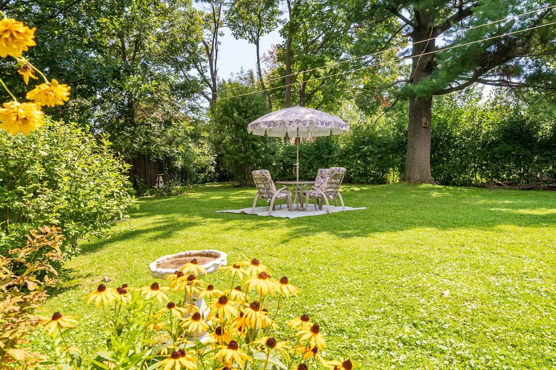 Courtyard - 109 Av. Queen, Pointe-Claire, QC