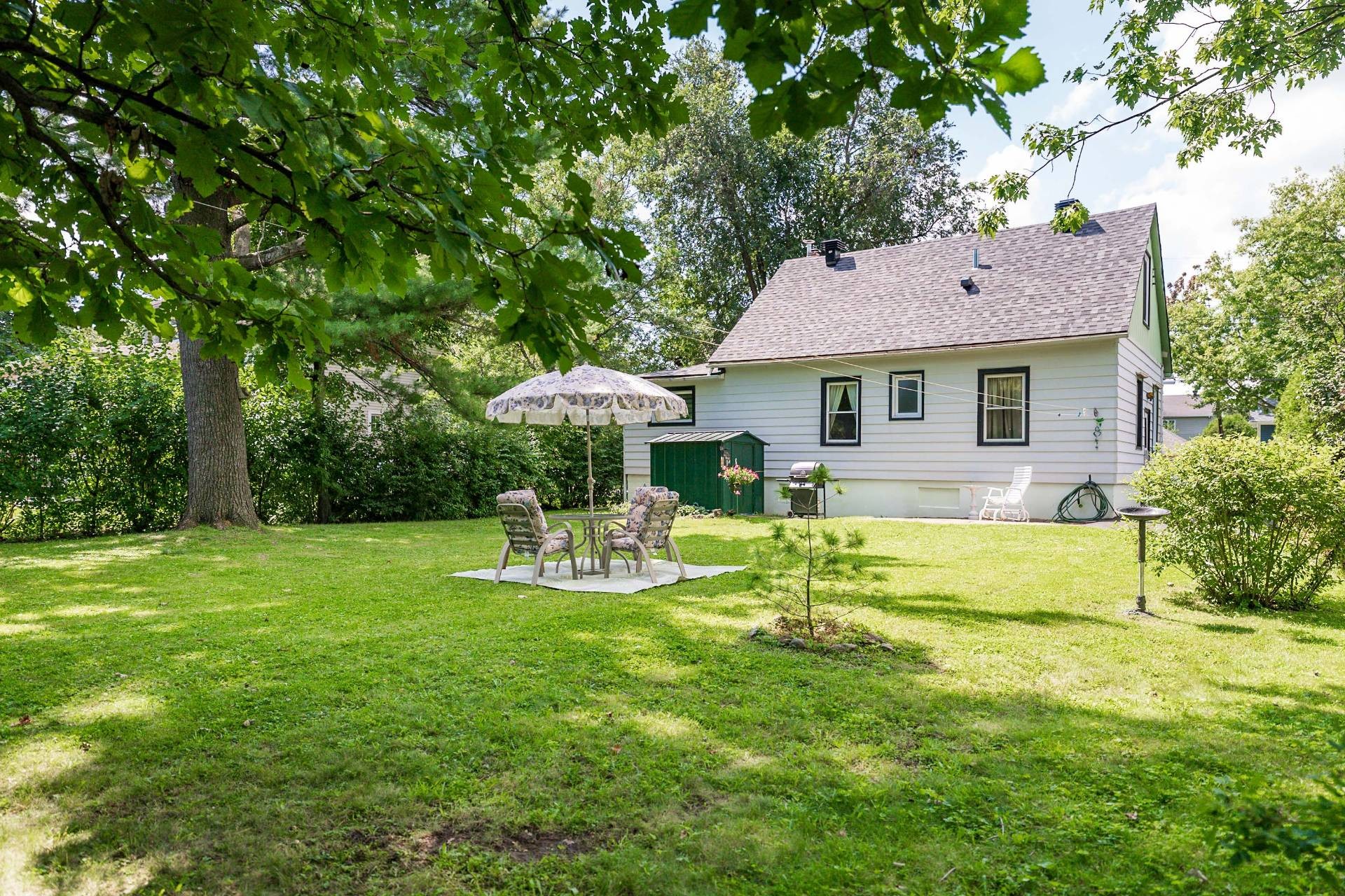 Courtyard - 109 Av. Queen, Pointe-Claire, QC