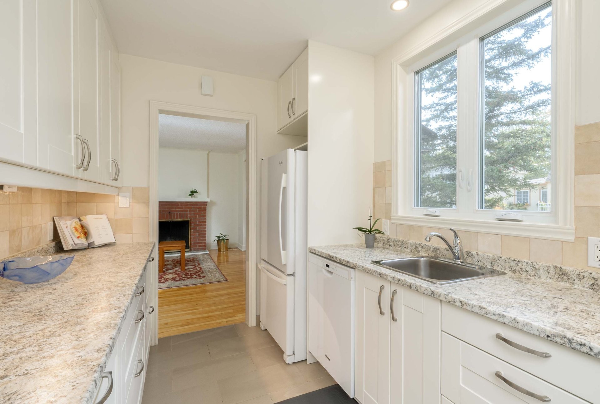 Kitchen - 109 Av. Queen, Pointe-Claire, QC