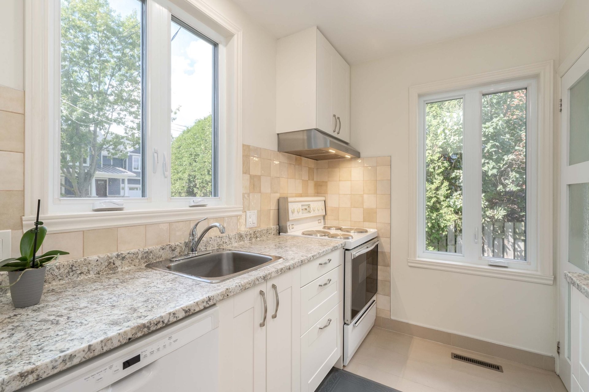 Kitchen - 109 Av. Queen, Pointe-Claire, QC