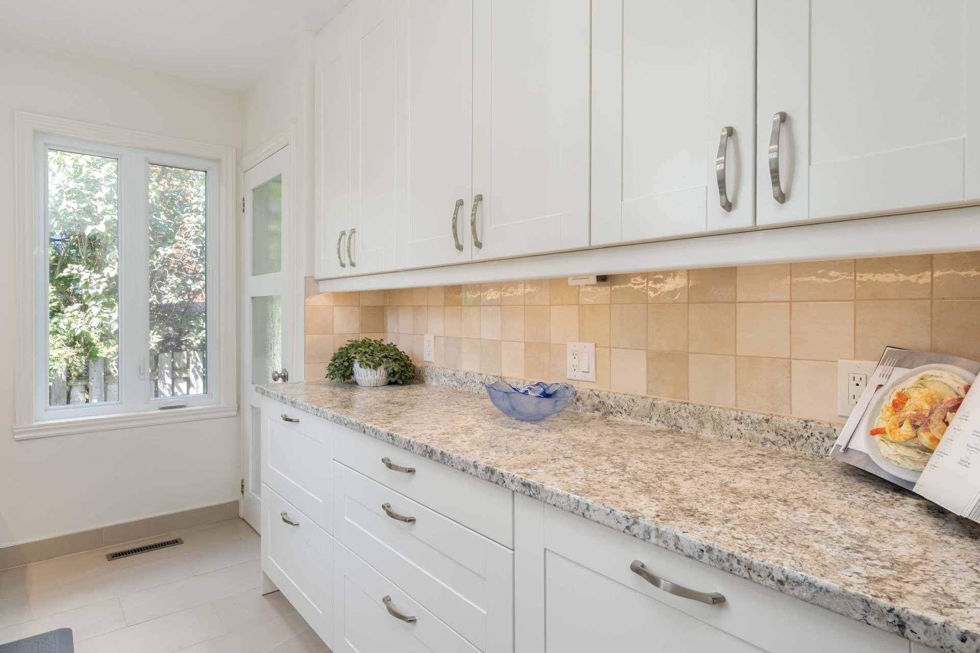 Kitchen - 109 Av. Queen, Pointe-Claire, QC