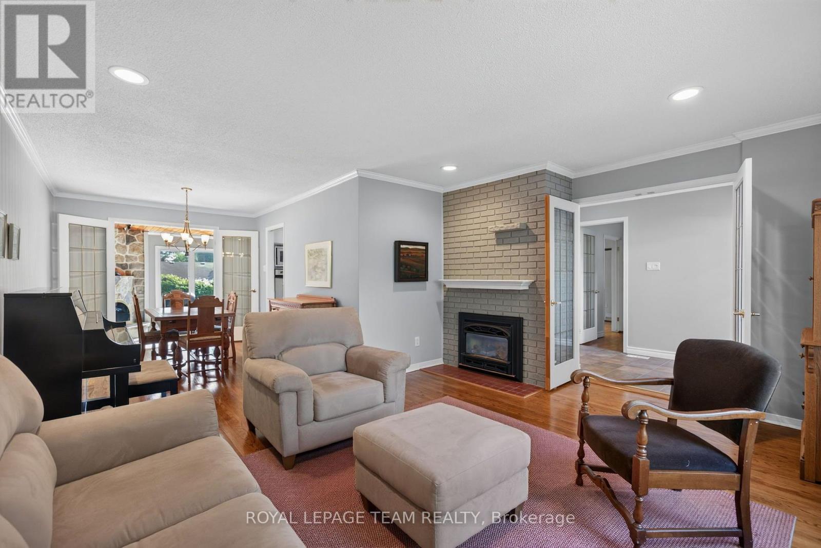 2713 Dupont Street, Ottawa, ON