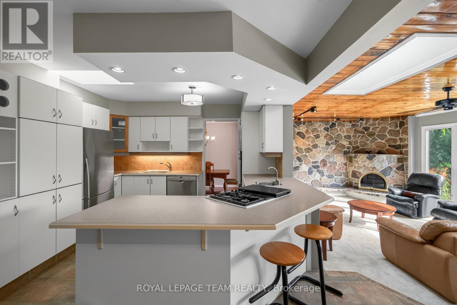 2713 Dupont Street, Ottawa, ON