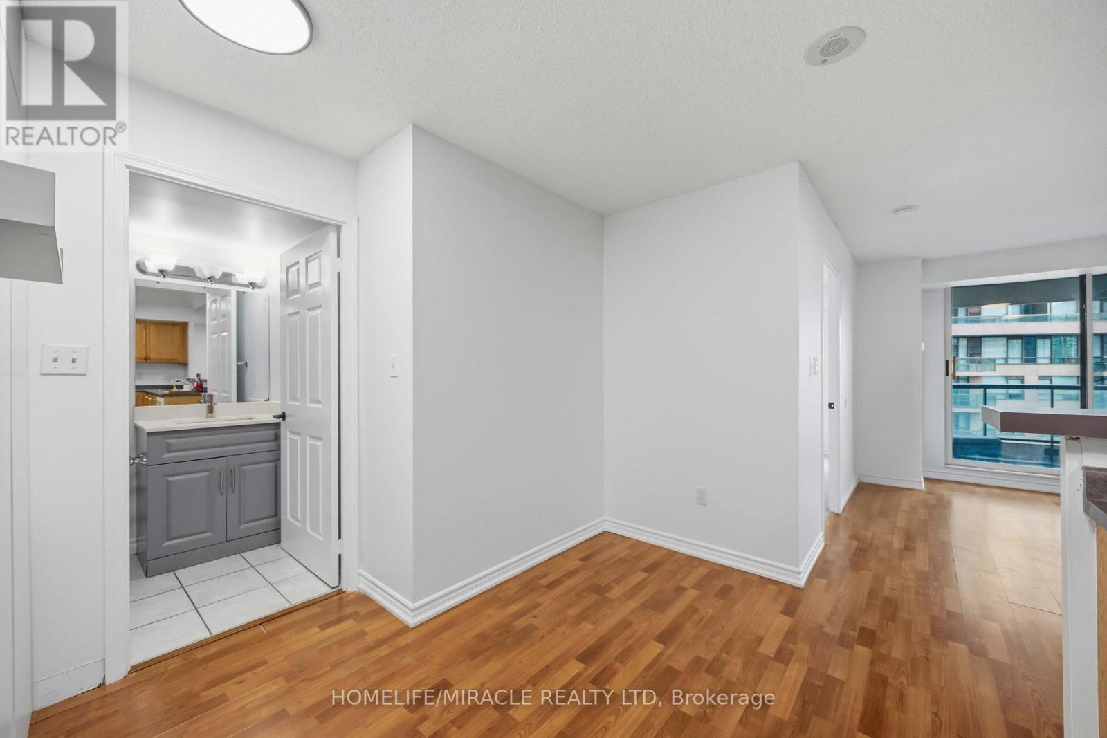 1010 - 7 Lorraine Drive, Toronto, ON