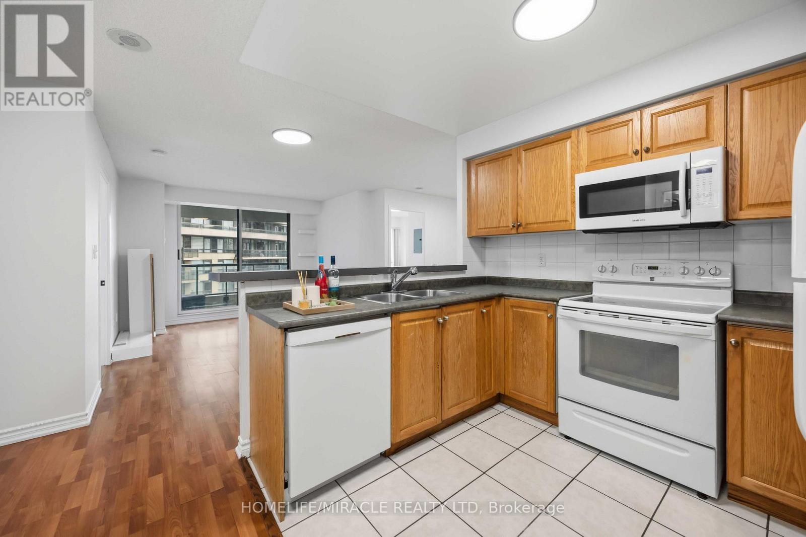 1010 - 7 Lorraine Drive, Toronto, ON