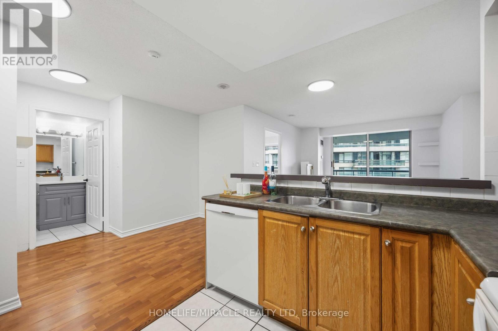 1010 - 7 Lorraine Drive, Toronto, ON