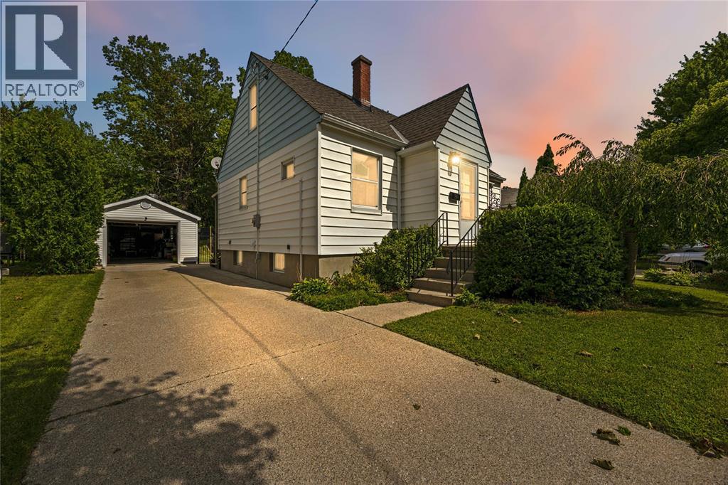 698 Pineview Avenue, Sarnia, ON