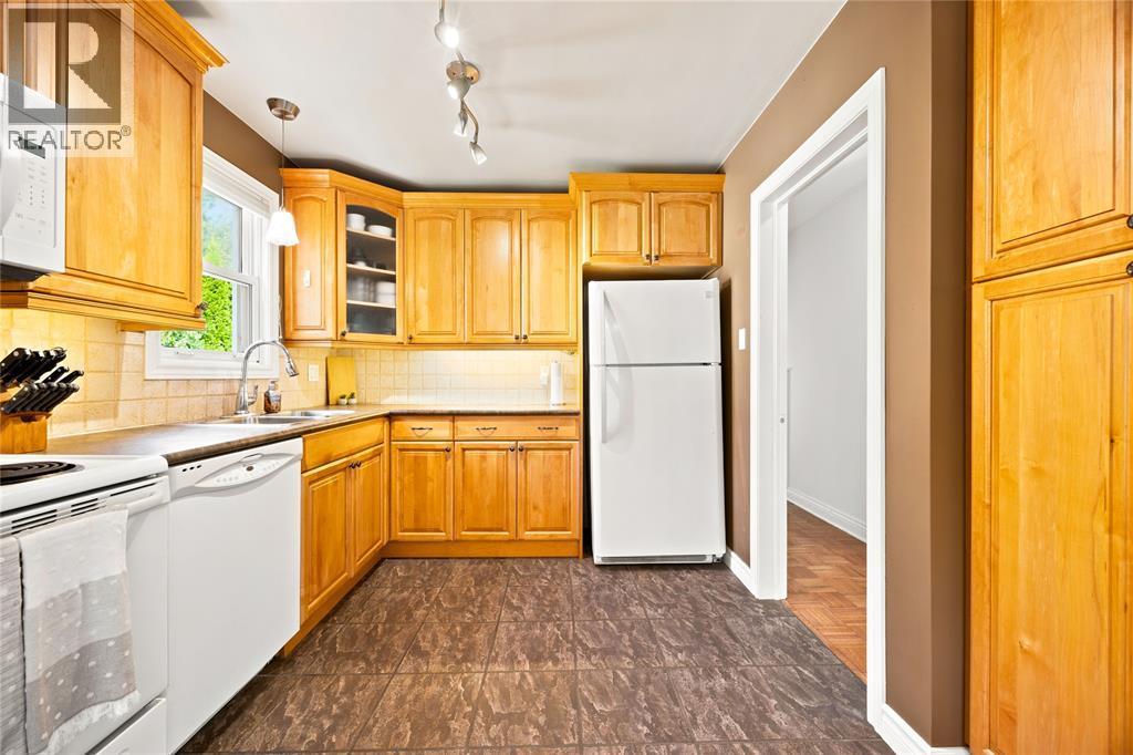 698 Pineview Avenue, Sarnia, ON