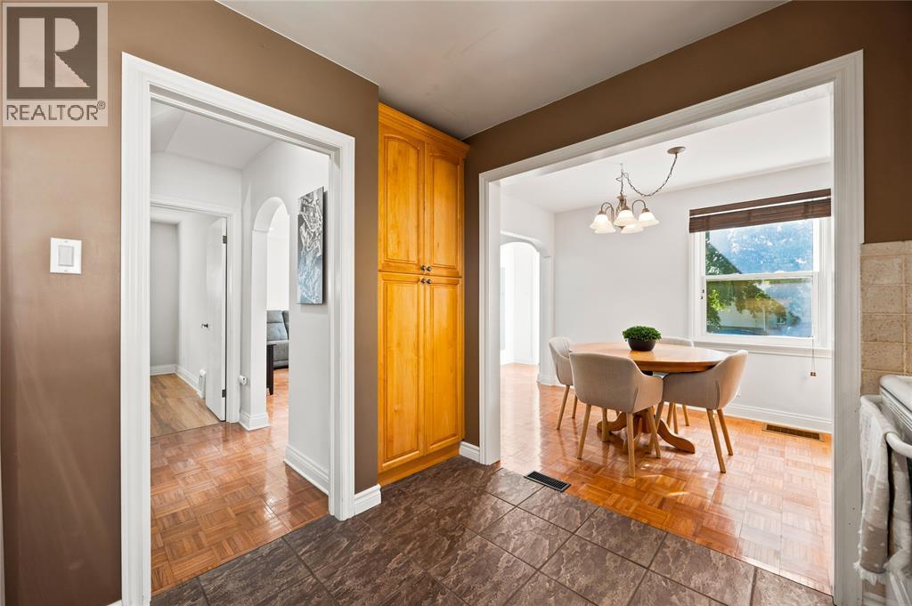 698 Pineview Avenue, Sarnia, ON
