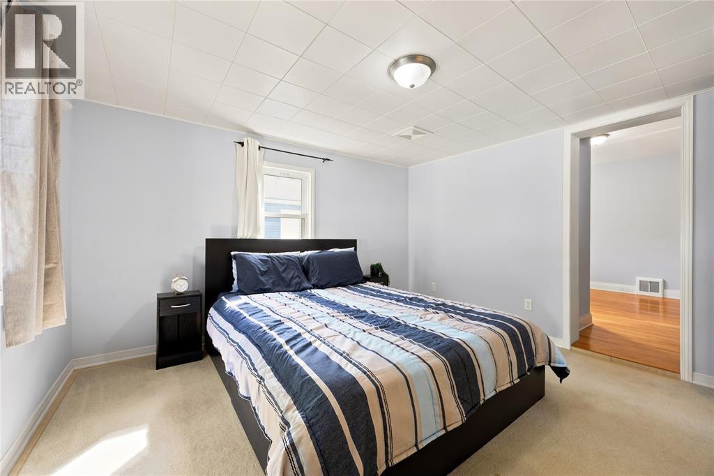 698 Pineview Avenue, Sarnia, ON