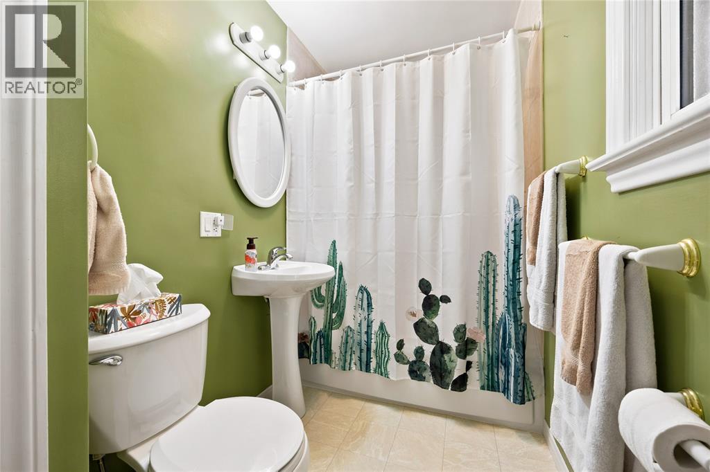698 Pineview Avenue, Sarnia, ON