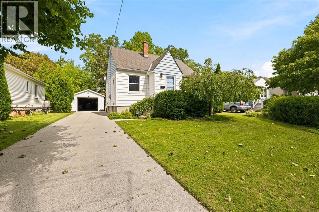 698 Pineview Avenue, Sarnia, ON