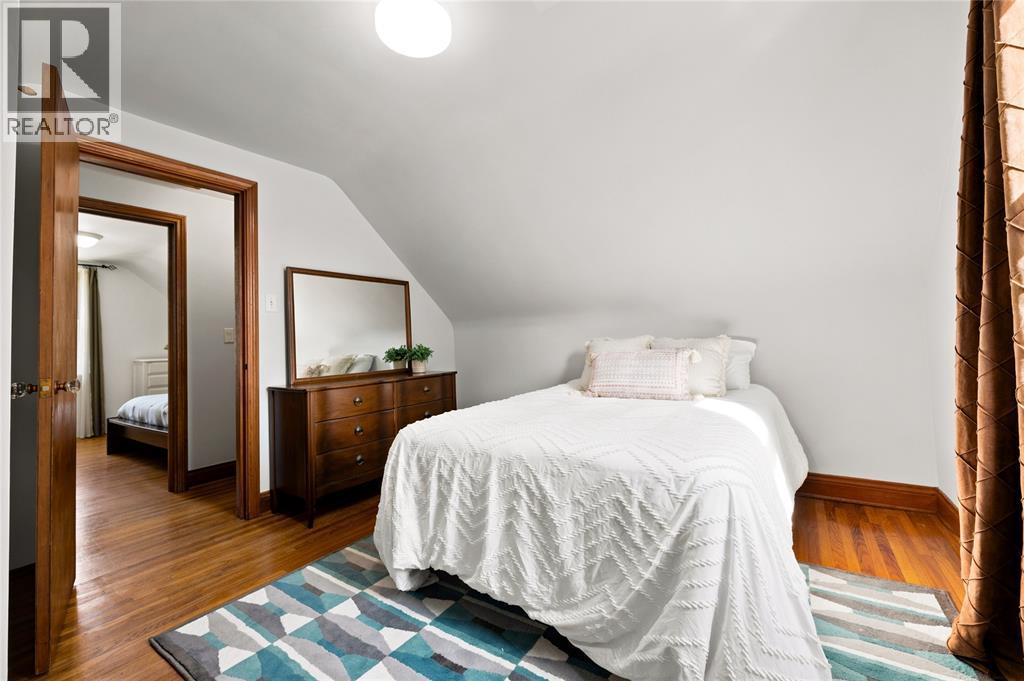 698 Pineview Avenue, Sarnia, ON