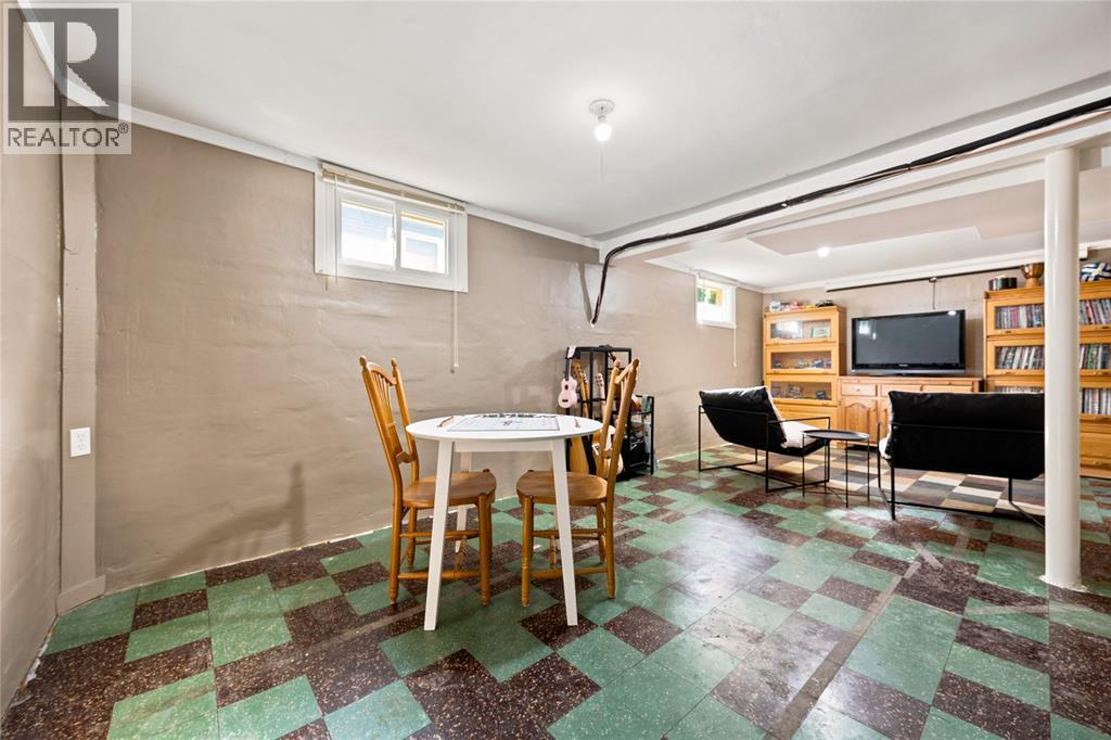 698 Pineview Avenue, Sarnia, ON