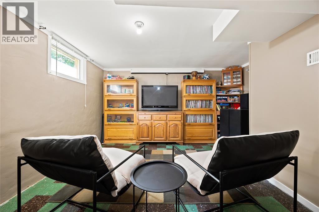 698 Pineview Avenue, Sarnia, ON