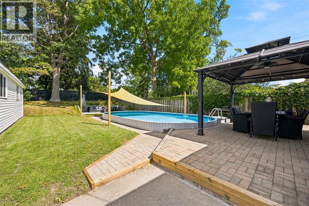 698 Pineview Avenue, Sarnia, ON