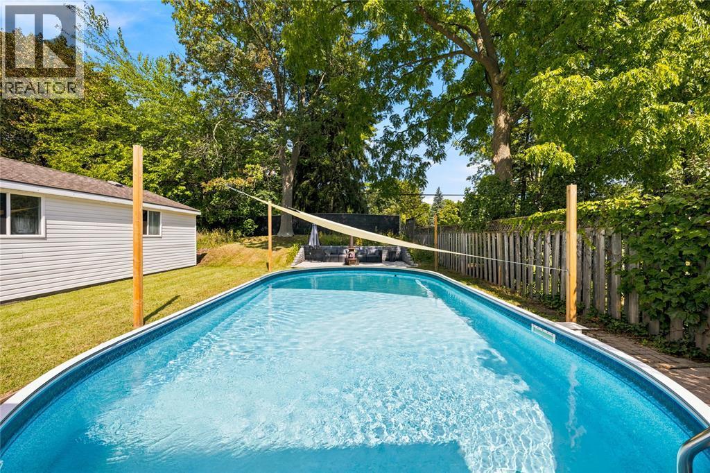 698 Pineview Avenue, Sarnia, ON